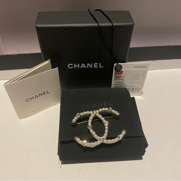 *SOLD * Authentic Chanel Pearl & Crystal Brooch - Picture 4 of 4